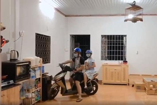 Khi vợ con đòi đi chơi mà vẫn đang trong thời gian cách ly, đây là cách ông chồng 'bá đạo' mua vui