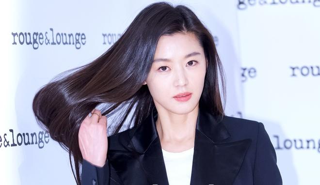 Đại diện của Jun Ji Hyun phủ nhận việc nữ diễn viên không giảm tiền thuê nhà cho một vài chủ tòa nhà vì dịch Covid-19. Đại diện cho biết: 