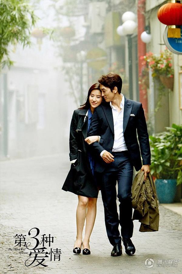 Năm 2015 Song Seung Hun và Lưu Diệc Phi khiến công chúng ngỡ ngàng khi công khai đang tìm hiểu nhau. Cả hai bén duyên qua dự án phim điện ảnh mang tên "Tình yêu thứ ba".