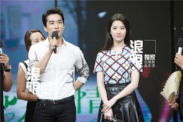 Trong một chương trình diễn ra ngay sau khi công bố tin hẹn hò, Song Seung Hun đã tỏ tình với Lưu Diệc Phi. Nam tài tử Hàn Quốc bày tỏ: "Anh không phải là người tham lam đâu, nhưng khi nhìn thấy em, anh đã muốn có được em". Ngay lập tức, sự kiện đã "chiếm sóng" mạng xã hội, được netizen khắp nơi bàn tán và hưởng ứng.