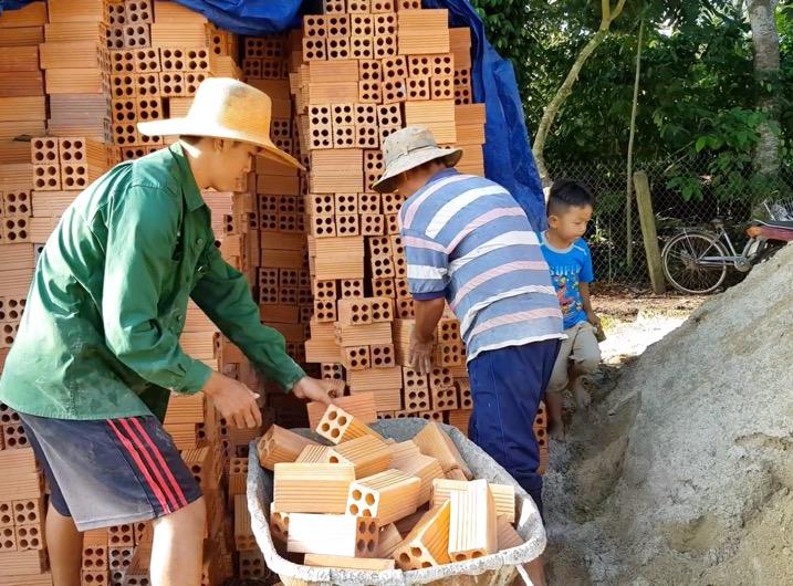 YouTuber phụ hồ bị tố giả nghèo, có cả đội ngũ quay phim phía sau: Sự thật bất ngờ-3