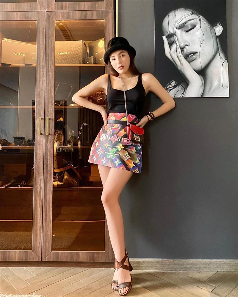 Trend lấy gối làm váy nhạt dần, Kỳ Duyên và Minh Triệu dùng túi giấy hàng hiệu che thân siêu sexy-6