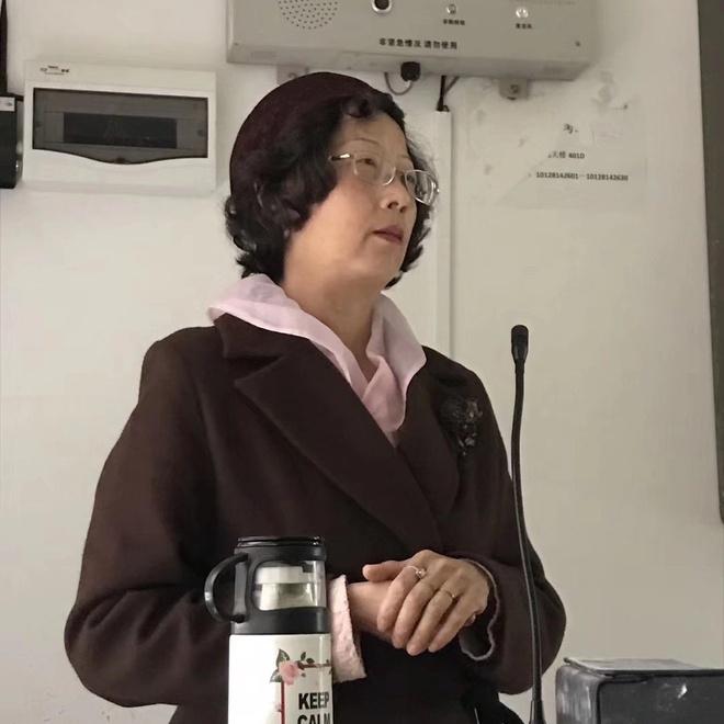 Nữ giảng viên lớn tuổi vẫn diện váy áo sành điệu mỗi khi lên lớp-1