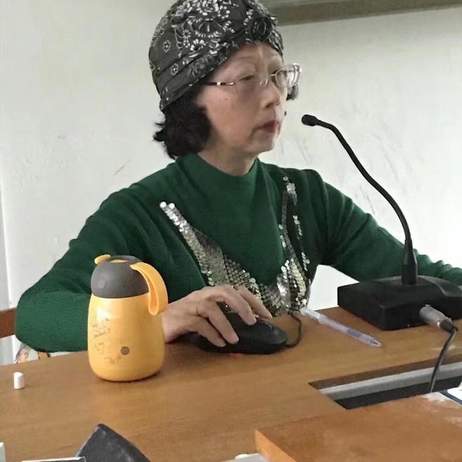 Nữ giảng viên lớn tuổi vẫn diện váy áo sành điệu mỗi khi lên lớp-2