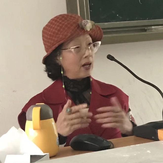 Nữ giảng viên lớn tuổi vẫn diện váy áo sành điệu mỗi khi lên lớp-3