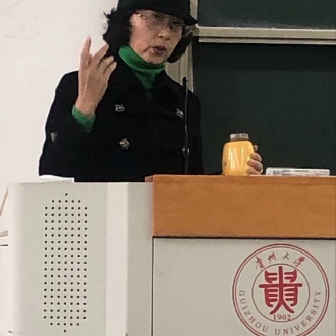 Nữ giảng viên lớn tuổi vẫn diện váy áo sành điệu mỗi khi lên lớp-4