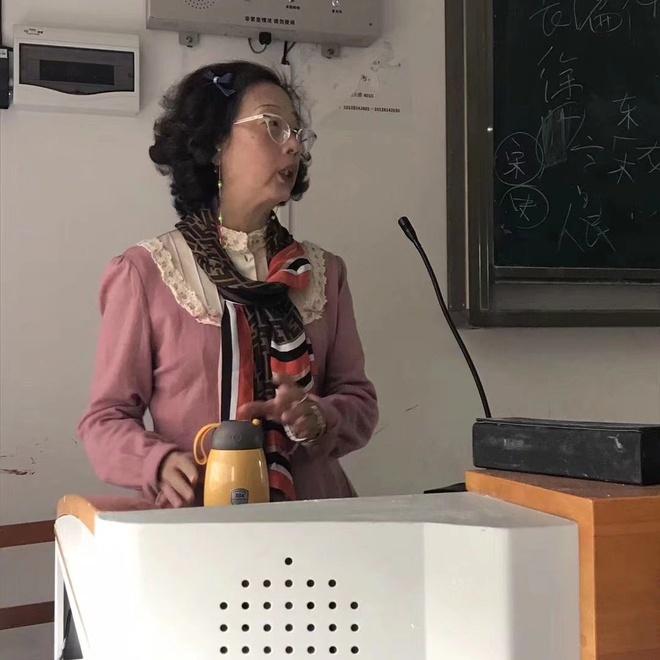 Nữ giảng viên lớn tuổi vẫn diện váy áo sành điệu mỗi khi lên lớp-5