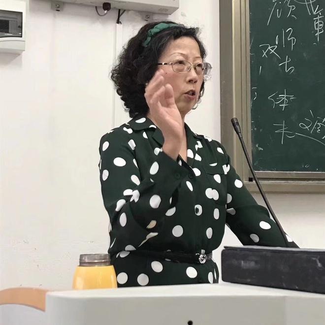 Nữ giảng viên lớn tuổi vẫn diện váy áo sành điệu mỗi khi lên lớp-6