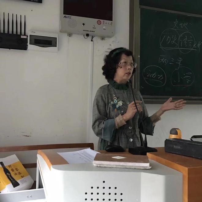 Nữ giảng viên lớn tuổi vẫn diện váy áo sành điệu mỗi khi lên lớp-7