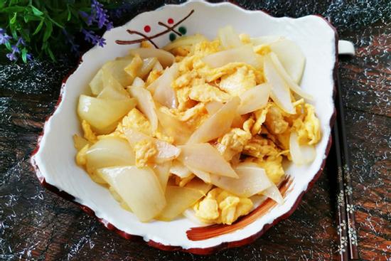 Xào trứng với hành tây thì cho hành hay trứng vào trước, nhiều người làm sai, bảo sao không ngon