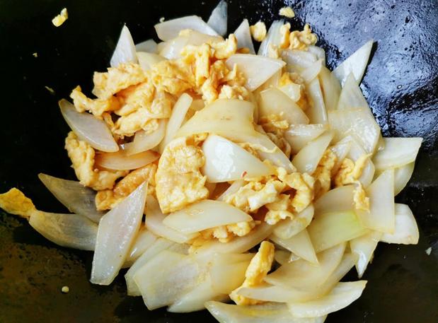 Xào trứng với hành tây thì cho hành hay trứng vào trước, nhiều người làm sai, bảo sao không ngon-3