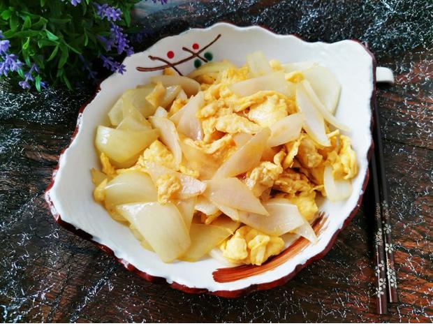 Xào trứng với hành tây thì cho hành hay trứng vào trước, nhiều người làm sai, bảo sao không ngon-4