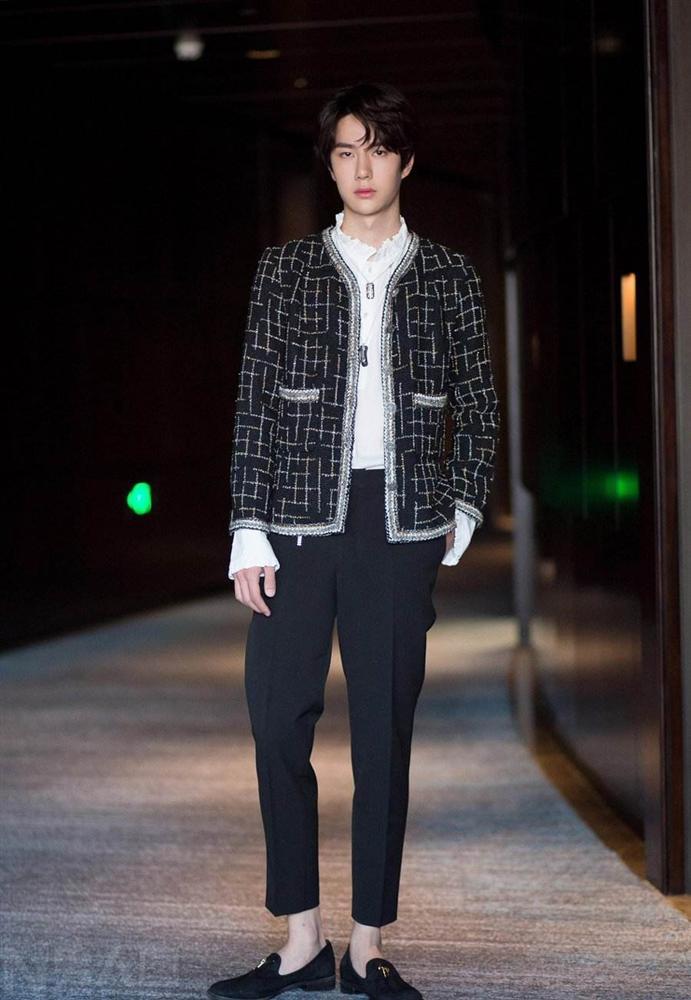 Từng bị cà khịa chân ngắn, đâu mới là vóc dáng thật của Vương Nhất Bác ngoài đời?-1