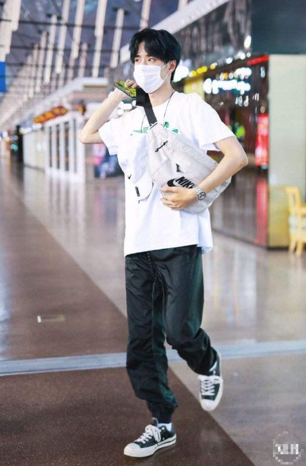 Từng bị cà khịa chân ngắn, đâu mới là vóc dáng thật của Vương Nhất Bác ngoài đời?-4