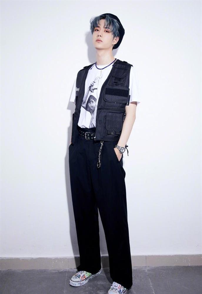 Từng bị cà khịa chân ngắn, đâu mới là vóc dáng thật của Vương Nhất Bác ngoài đời?-5