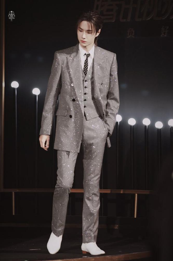 Từng bị cà khịa chân ngắn, đâu mới là vóc dáng thật của Vương Nhất Bác ngoài đời?-8