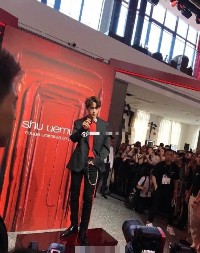 Từng bị cà khịa chân ngắn, đâu mới là vóc dáng thật của Vương Nhất Bác ngoài đời?-6