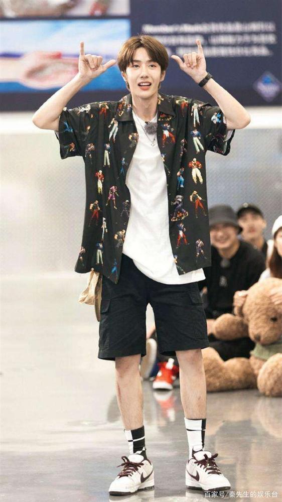 Từng bị cà khịa chân ngắn, đâu mới là vóc dáng thật của Vương Nhất Bác ngoài đời?-9