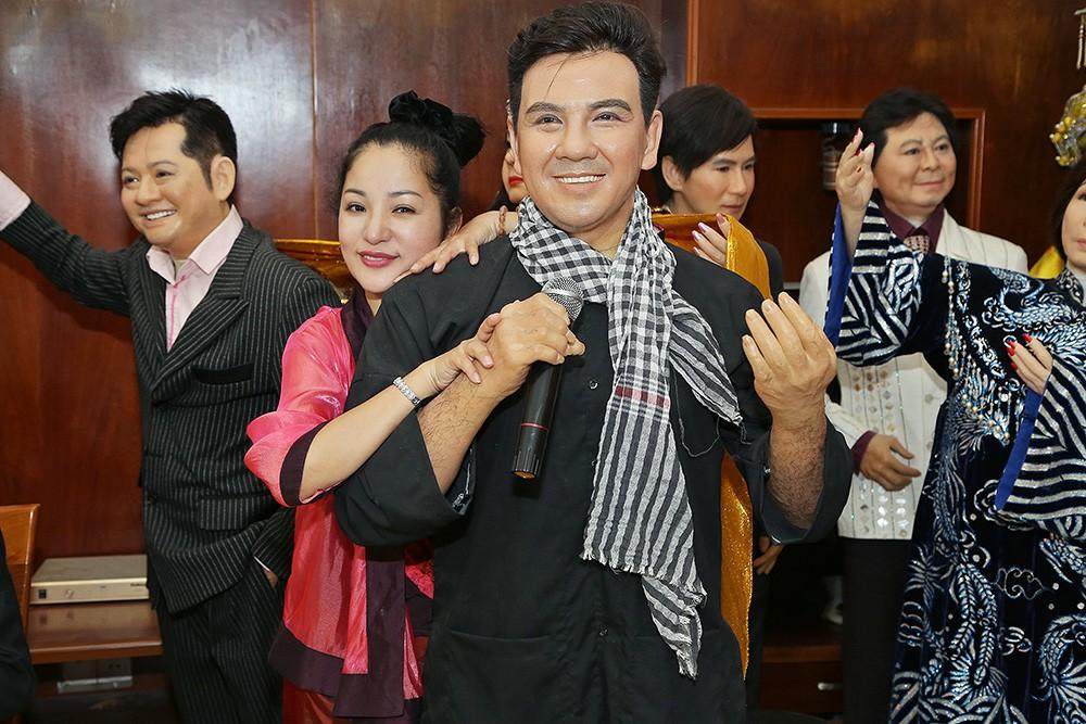 Miss Universe 2018 đọ sắc với phiên bản tượng sáp của mình-8