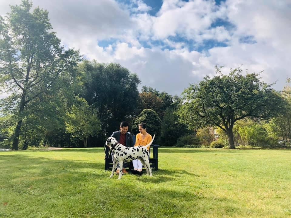 Shark Hưng đăng ảnh tình tứ với vợ rồi bảo: Đàn ông đang khởi nghiệp nên yêu, cư dân mạng bình luận căng-4