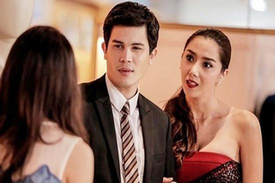 Tình cờ gặp chồng cũ cùng vợ mới, người phụ nữ chỉ ghé tai kẻ từng cướp chồng mình nói 1 câu ngắn gọn mà gia đình họ 'náo loạn'