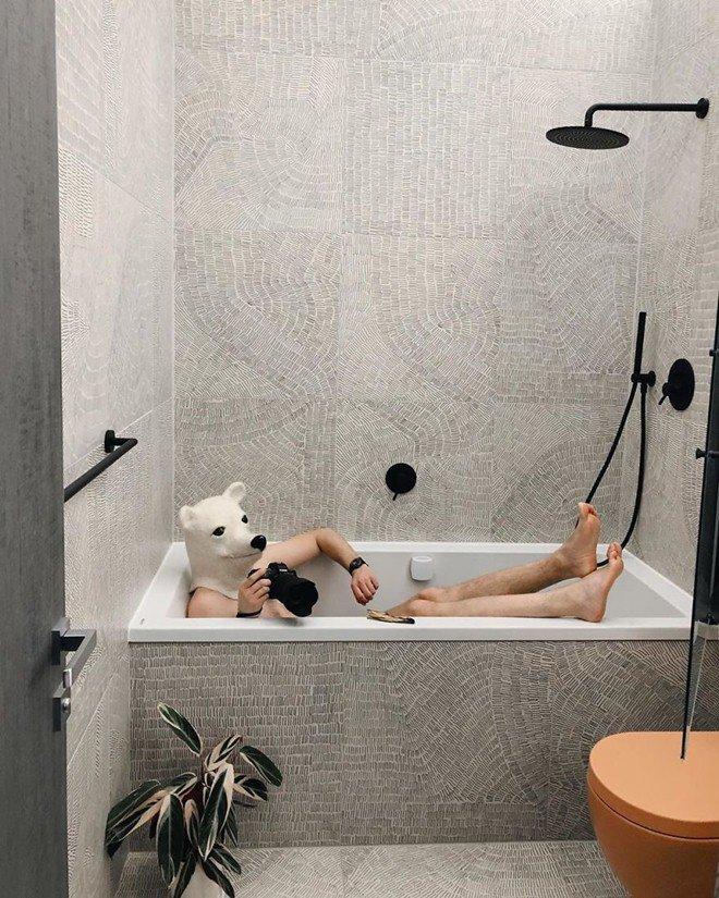 Sốt xình xịch với bộ ảnh du lịch trong nhà mùa dịch của ông bố trẻ điển trai-6