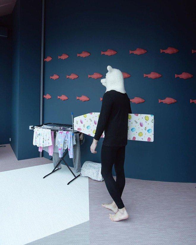 Sốt xình xịch với bộ ảnh du lịch trong nhà mùa dịch của ông bố trẻ điển trai-8