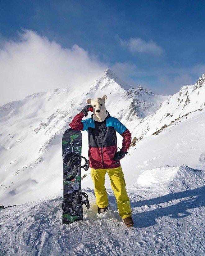 Sốt xình xịch với bộ ảnh du lịch trong nhà mùa dịch của ông bố trẻ điển trai-9