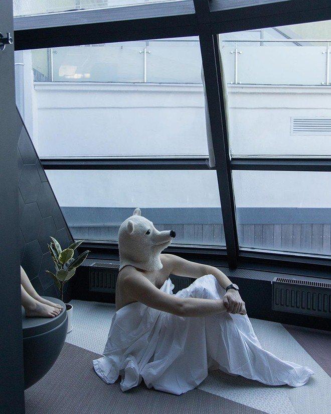 Sốt xình xịch với bộ ảnh du lịch trong nhà mùa dịch của ông bố trẻ điển trai-20