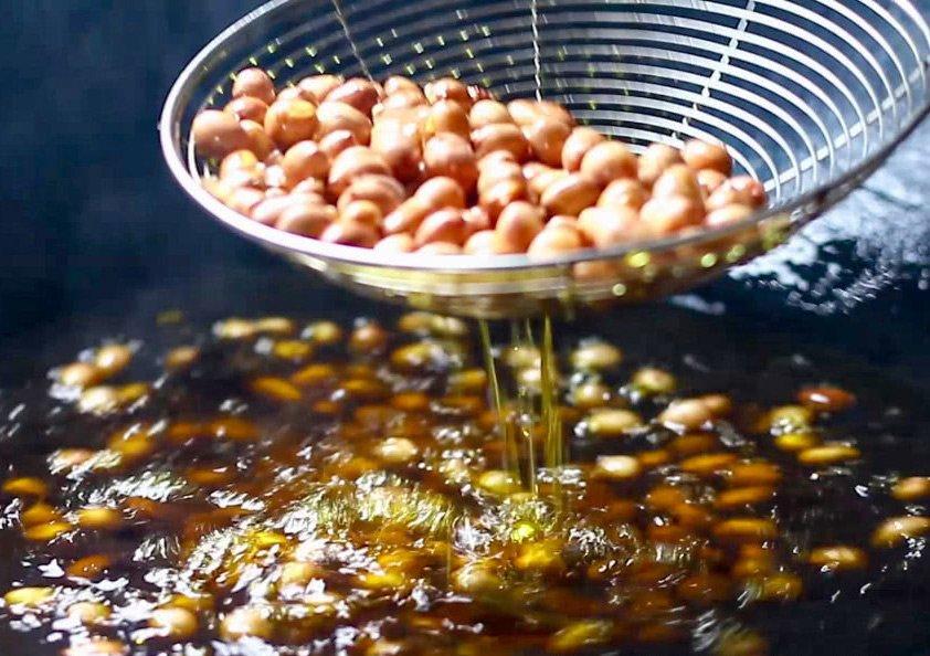 Làm lạc rang muối, dùng nước nóng hay lạnh để ngâm cho giòn, đây là cách của đầu bếp-4