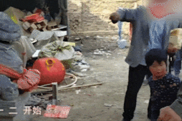 Hiện tượng âm nhạc Trung Quốc bị người dân đạp cửa bắt ra chụp ảnh-1