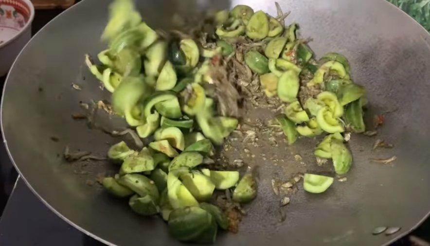 Hoa hậu HHen Niê ăn nồi cháo... lúc nhúc toàn kiến-6