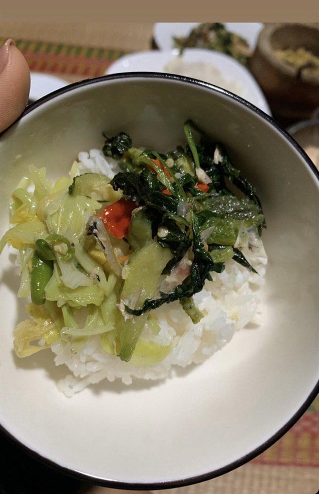 Hoa hậu HHen Niê ăn nồi cháo... lúc nhúc toàn kiến-7