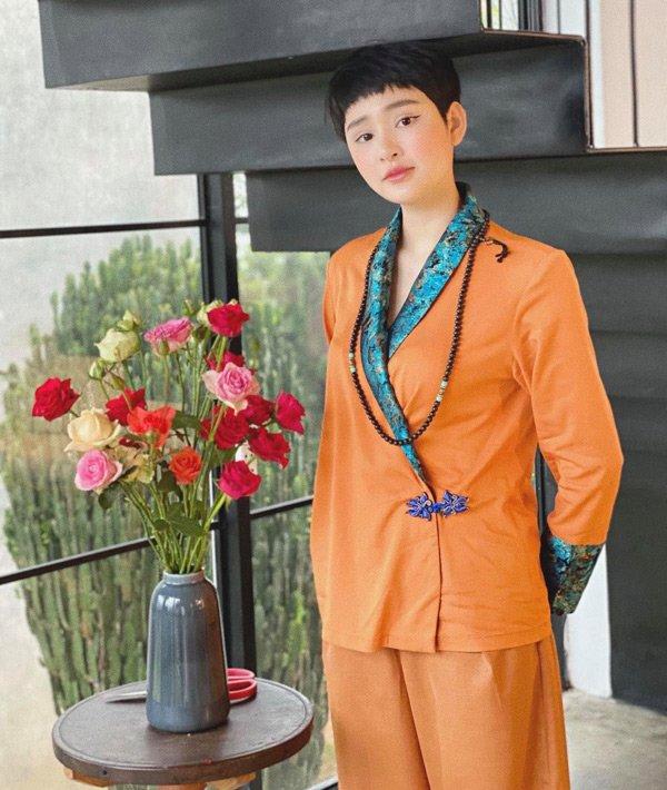 Chẳng cần hở bạo, Hiền Hồ - Angela Phương Trinh diện đồ đi lễ vẫn xinh hết phần thiên hạ-1