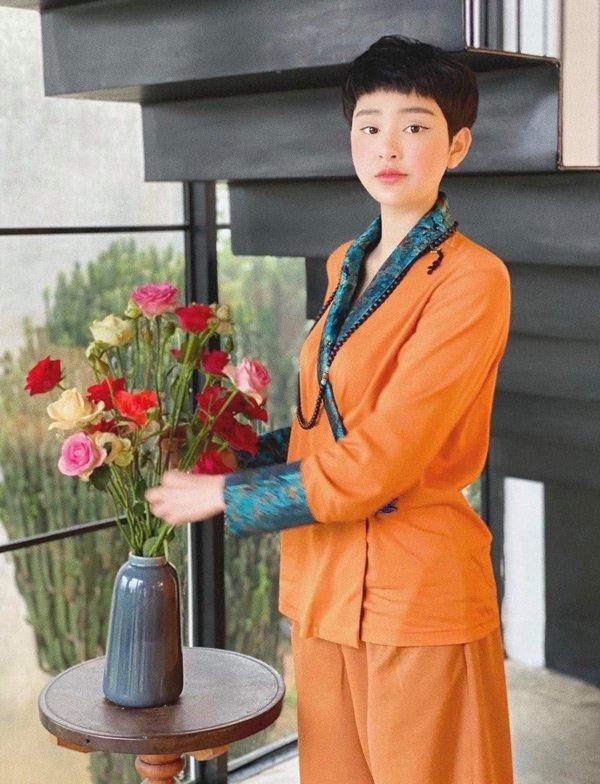 Chẳng cần hở bạo, Hiền Hồ - Angela Phương Trinh diện đồ đi lễ vẫn xinh hết phần thiên hạ-2