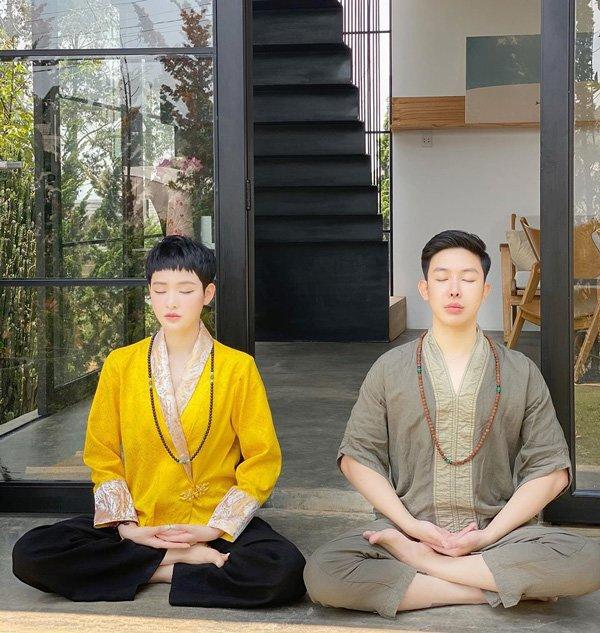 Chẳng cần hở bạo, Hiền Hồ - Angela Phương Trinh diện đồ đi lễ vẫn xinh hết phần thiên hạ-4