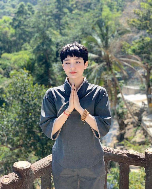 Chẳng cần hở bạo, Hiền Hồ - Angela Phương Trinh diện đồ đi lễ vẫn xinh hết phần thiên hạ-7