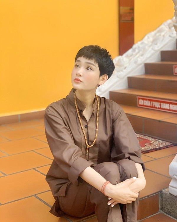 Chẳng cần hở bạo, Hiền Hồ - Angela Phương Trinh diện đồ đi lễ vẫn xinh hết phần thiên hạ-6