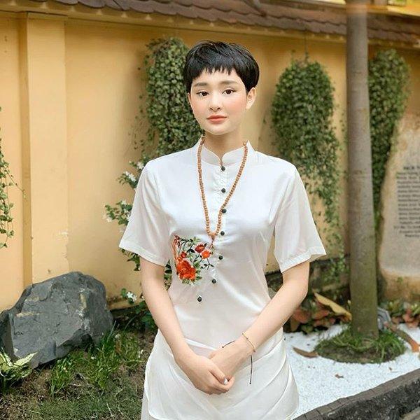 Chẳng cần hở bạo, Hiền Hồ - Angela Phương Trinh diện đồ đi lễ vẫn xinh hết phần thiên hạ-5