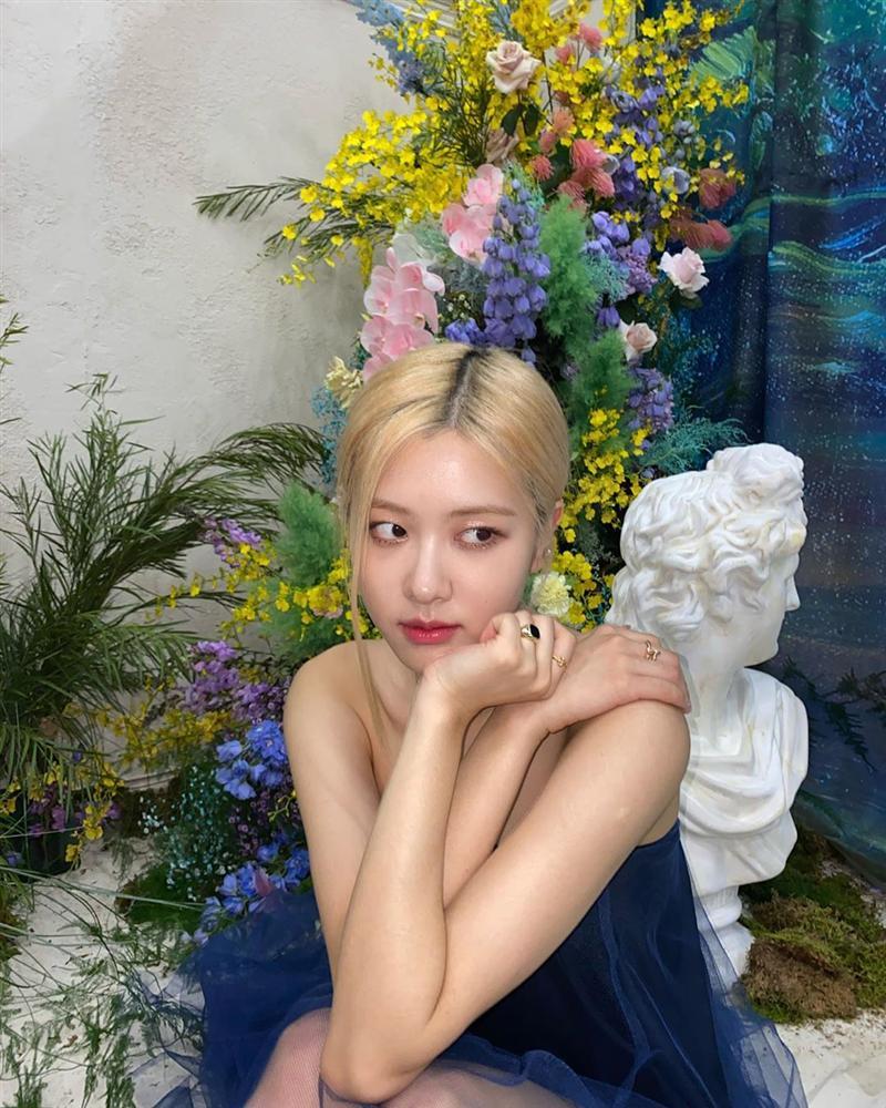 Tóc dài thướt tha sợ làm gì cũng sến, bạn phải học ngay 3 cách buộc tóc sang và xinh hết ý của Rosé (Black Pink)-1