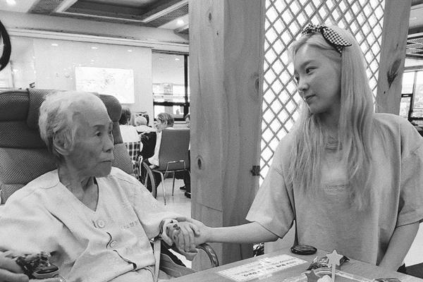 Muộn chút còn hơn không, em út Seohyun của SNSD: Tuổi 20 thì kín như bưng, vừa sang 30 đã sexy vượt bậc-7