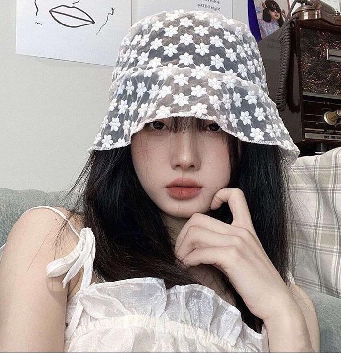 Vẫn là dáng mũ bucket "mặt ai cũng hợp" nhưng chiếc mũ gây sốt năm nay lại được làm từ chất liệu ren xuyên thấu, đính hoa thêu xinh xắn.