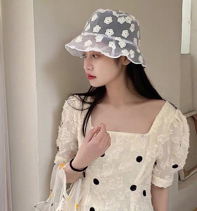 Chiếc mũ này rất hợp với phong cách "bánh bèo", mix cùng các kiểu váy áo tiểu thư, dịu dàng là bắt mắt hơn cả.