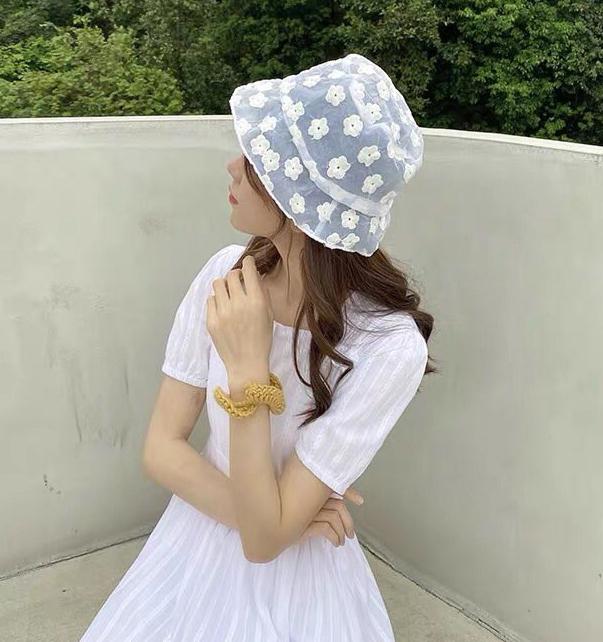 Trên Instagram của các cô gái Hàn, không khó để thấy chiếc mũ xuyên thấu đang xuất hiện dày đặc.