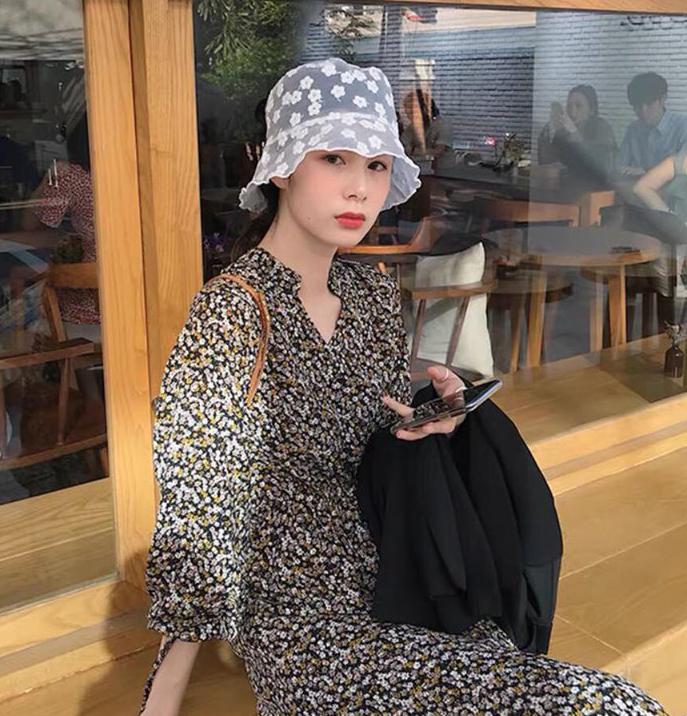 Với mức giá chỉ khoảng 150k, mũ ren là món phụ kiện dễ sắm để có những bức hình "sống ảo" đẹp mắt trong ngày hè.