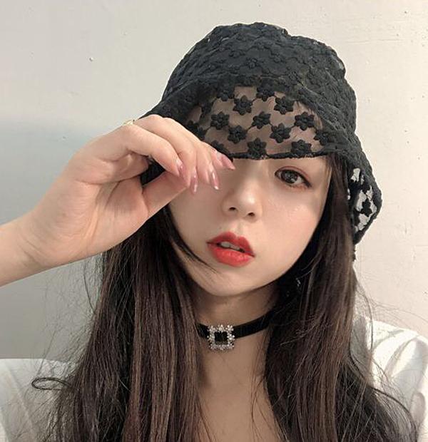 Mũ còn có phiên bản màu đen, tuy nhiên không được ưa chuộng bằng mũ trắng xinh yêu.