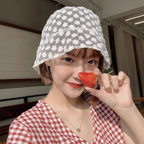 So với các kiểu mũ bucket truyền thống, mũ ren chẳng có tác dụng che nắng, cũng chẳng thể tránh mưa, tuy nhiên nó lại "ăn đứt" về độ sống ảo.