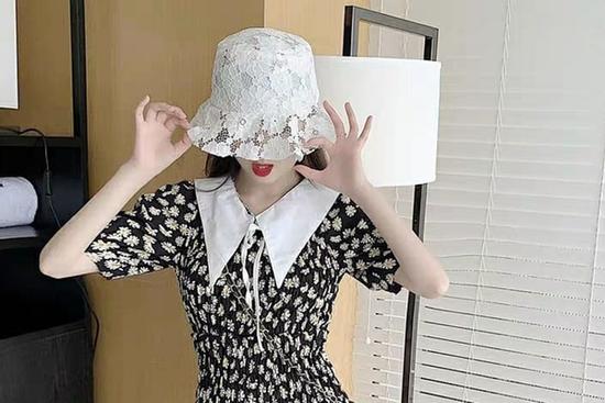 Chiếc mũ 'che nắng không được, che mưa không xong' vẫn gây sốt