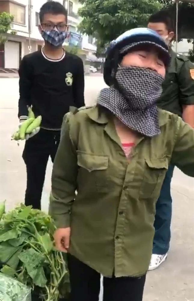 Clip: Mặc người bán rau gào khóc van xin, Phó Chủ tịch phường ở Quảng Ninh vẫn lăng mạ: Con điên!-2