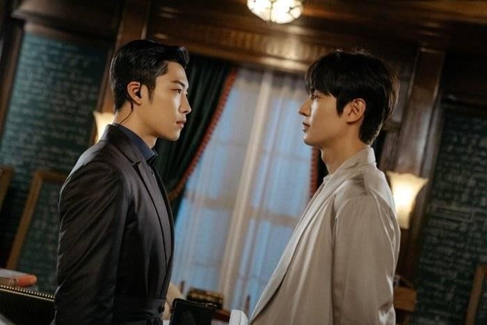 2 mỹ nam phim Quân Vương Bất Diệt: hoàng đế mê dựa vai bạn diễn nữ, cận vệ thích sà vào lòng bạn diễn nam-1